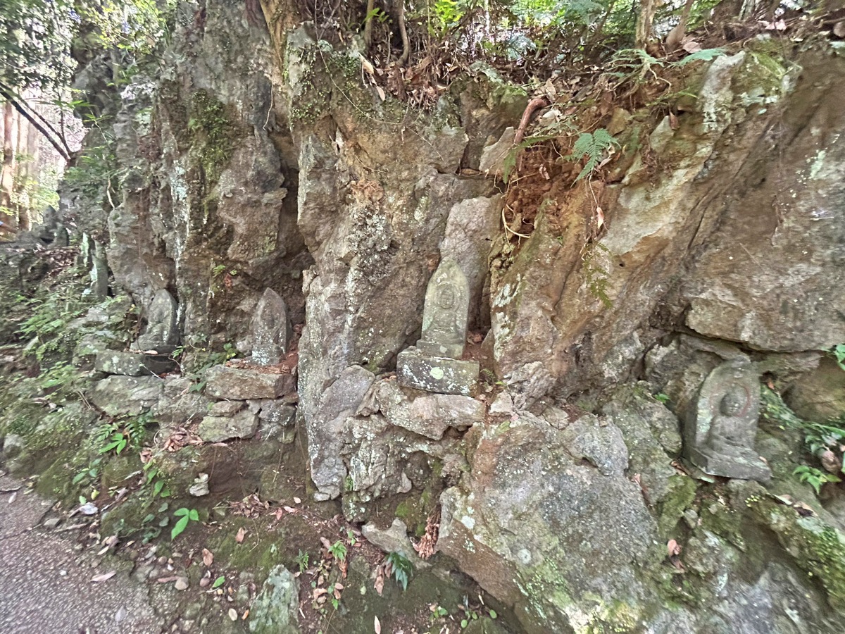 大師堂写し八十八ヶ所岩壁石仏群