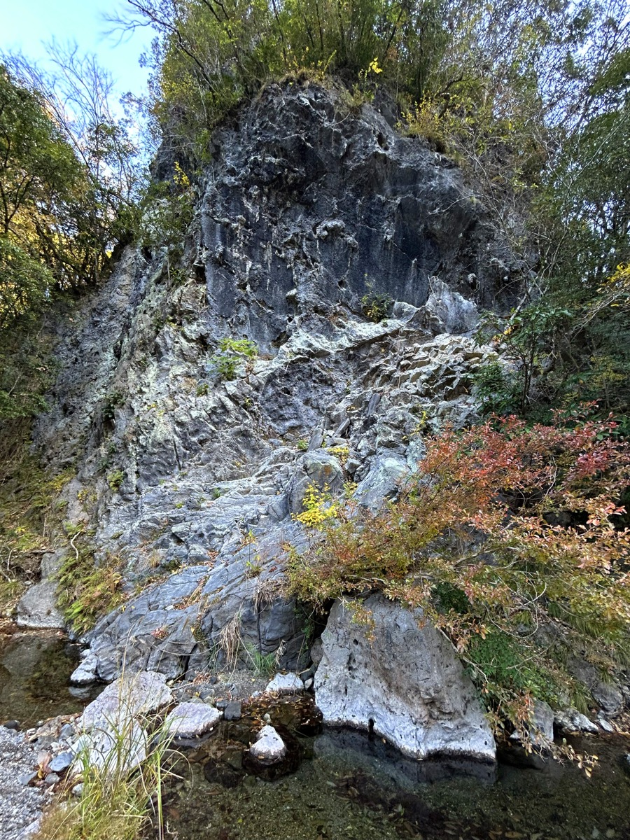 崖の上の庚申塔群