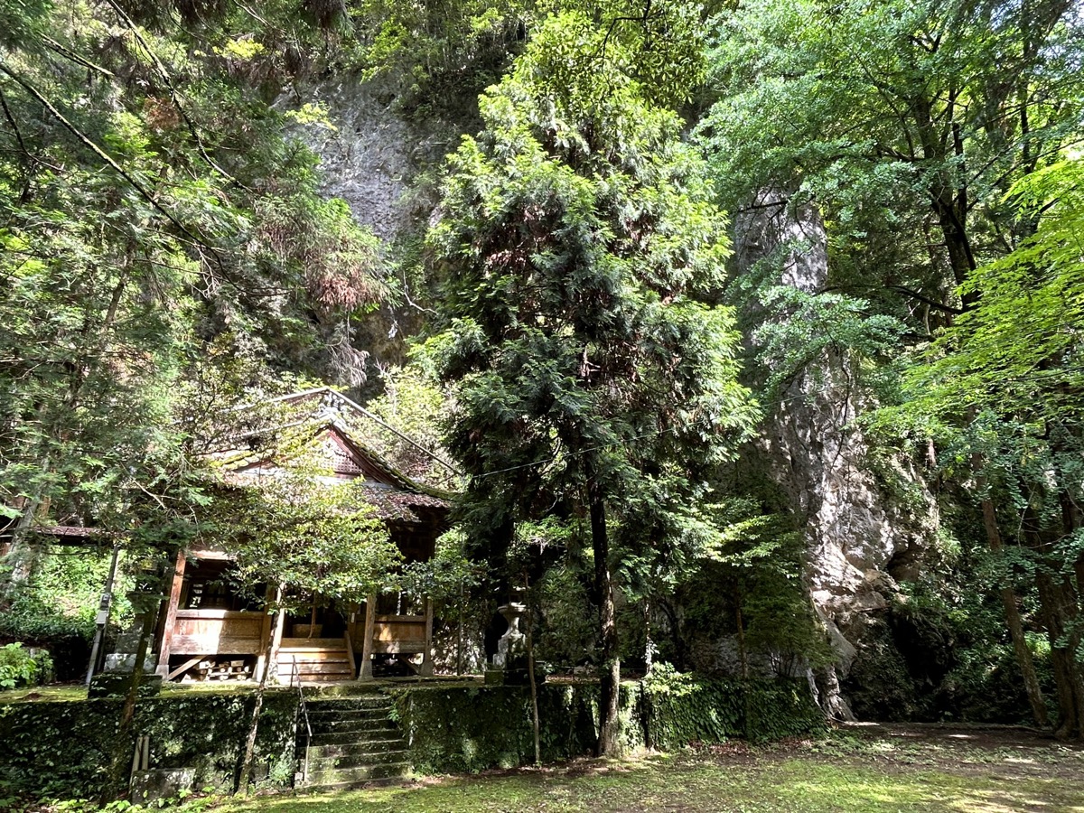 前高神社と前高洞