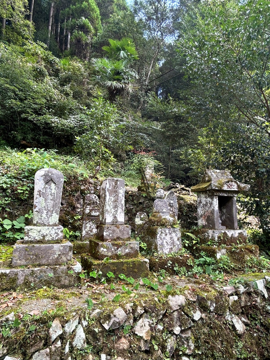 観音庵の石塔群
